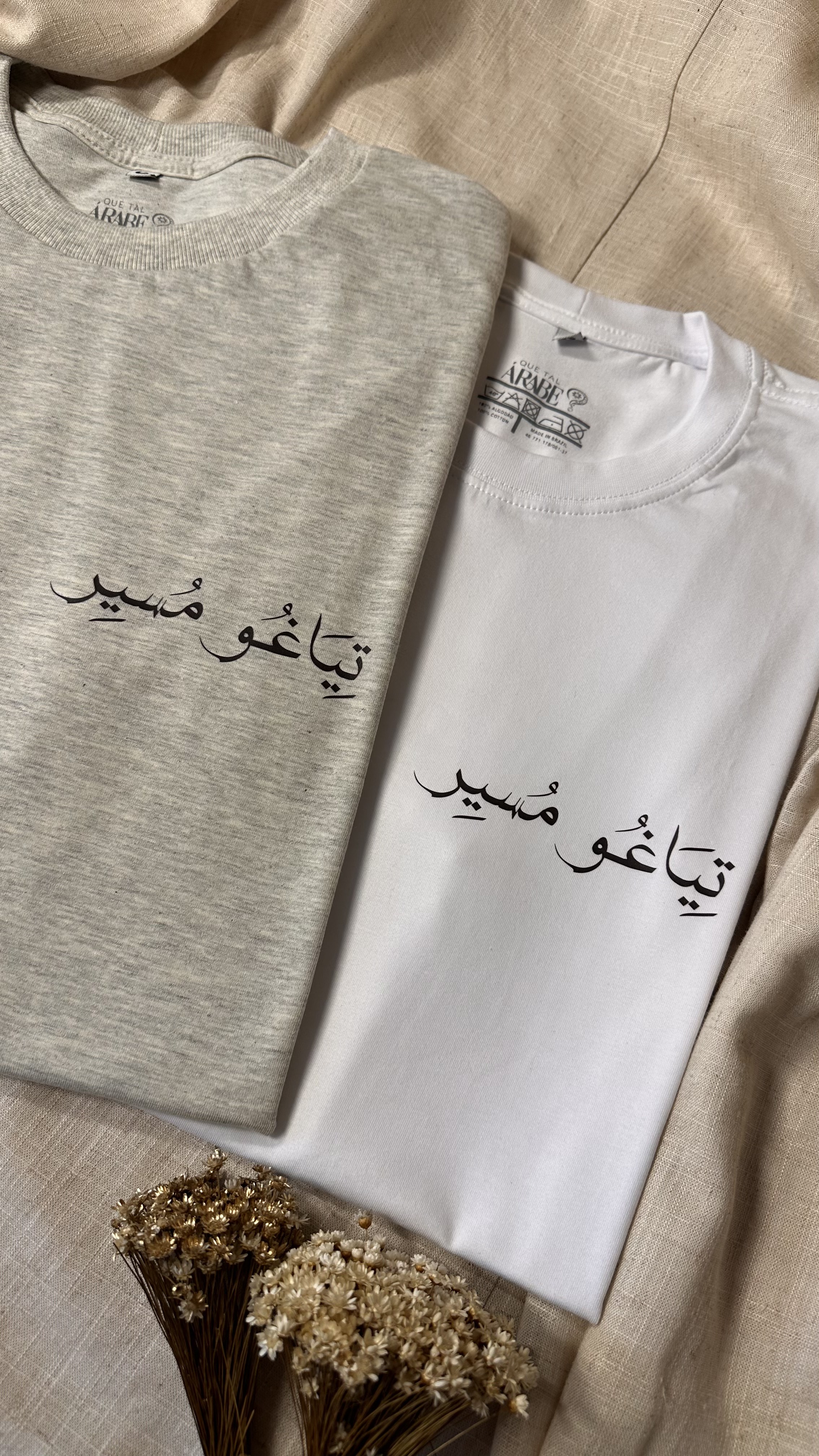 Duas camisetas Que Tal Árabe com estampa exclusiva em caligrafia árabe